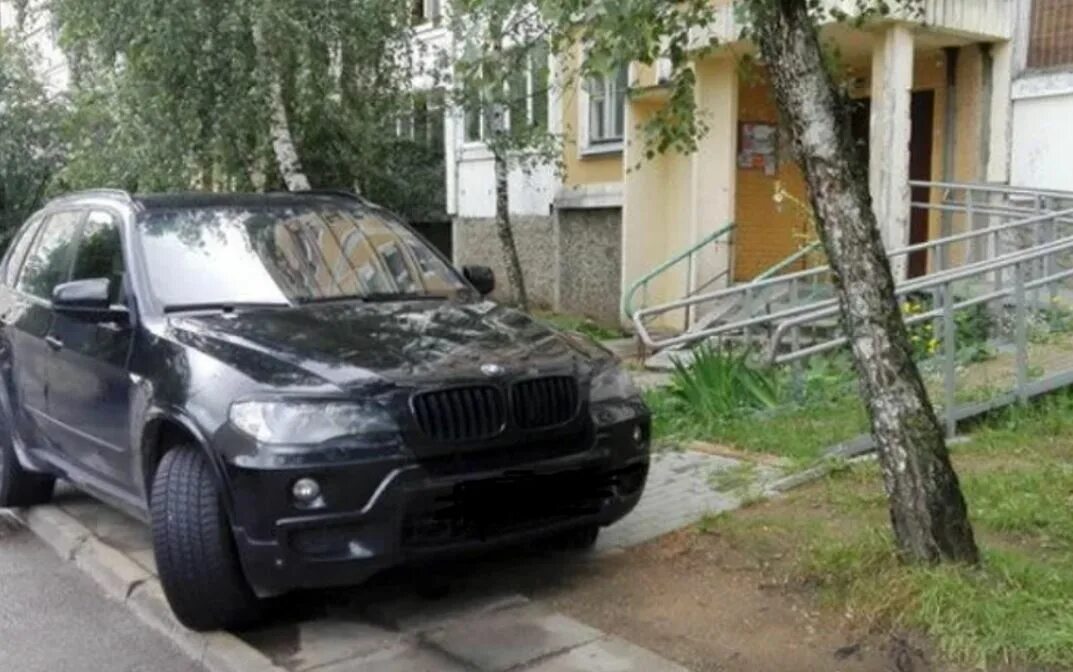 Bmw m5 666 163. Бмв е60 в тонировке. Заброшенный бмв х5. У твоего подъезда бэха без номеров. У твоего подъезда бэха без номеров.