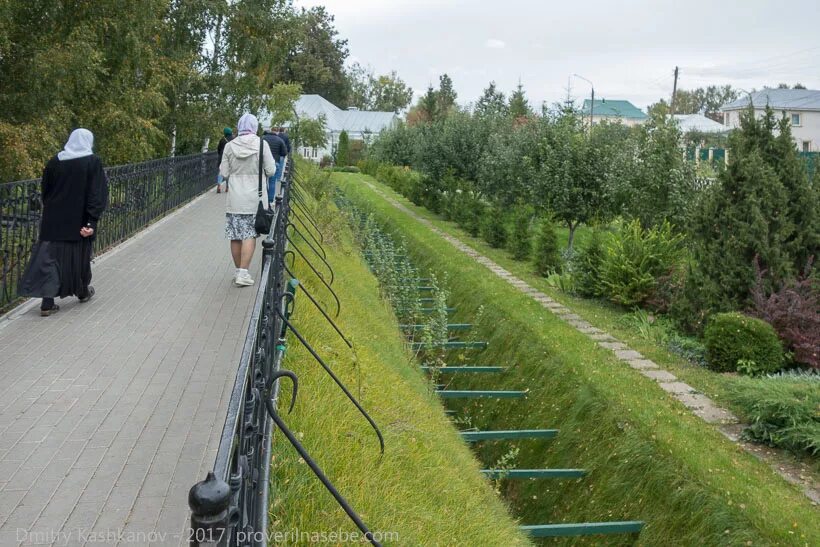 Молитва богородице читать в дивеево. В дивеево по канавке богородица. канавка дивеево босиком. канавка божией матери в дивеево протяженность канавки. святая канавка богородицы вид сверху.