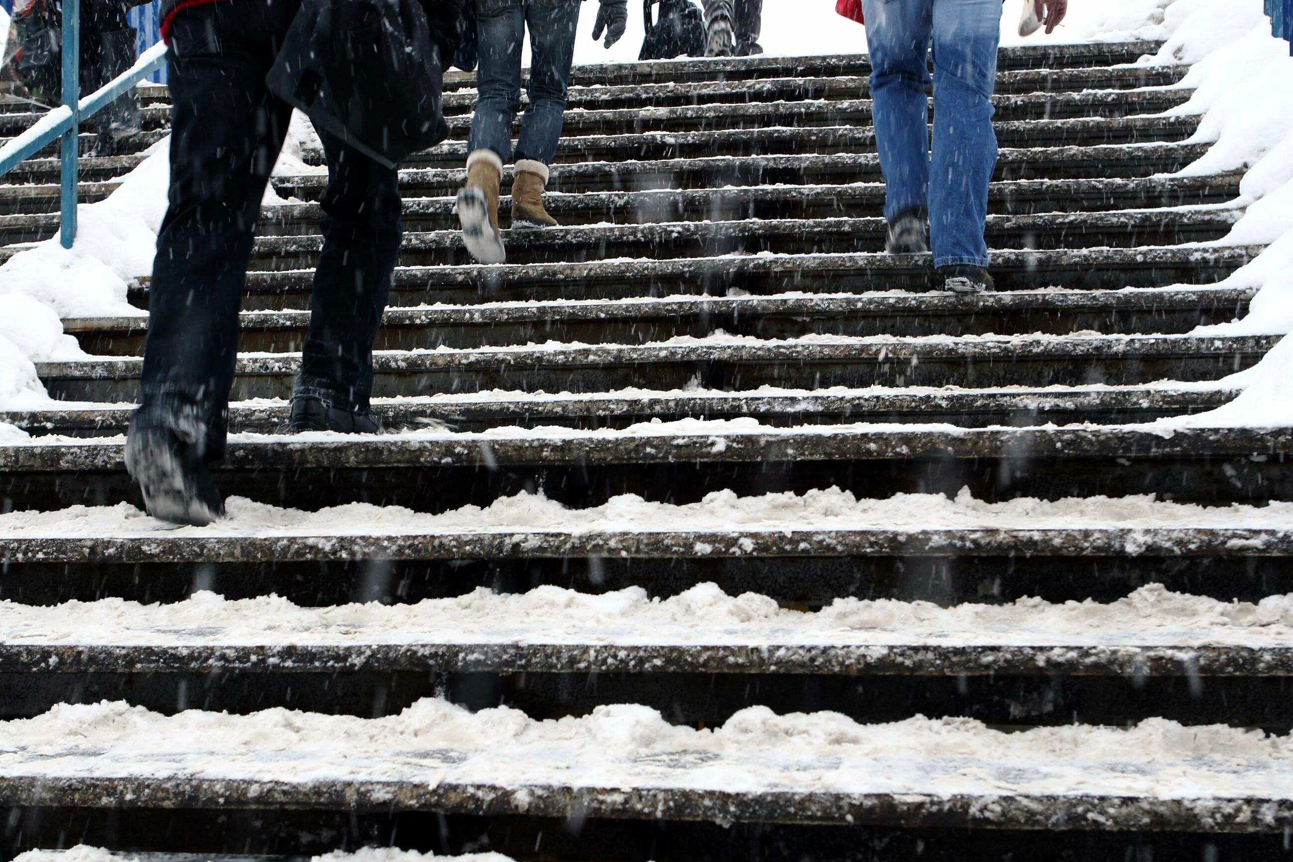 Зимние ступени. Скользкие ступеньки зимой. Гололед на лестнице. Обледеневшие ступеньки. Наледь на ступеньках.