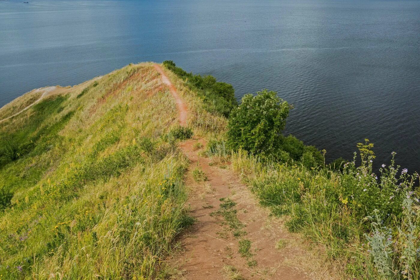 Камское устье море. Гора лобач камское устье маяк. Белые горы камское устье. Гора лобач камское устье маяк. Камское устье.