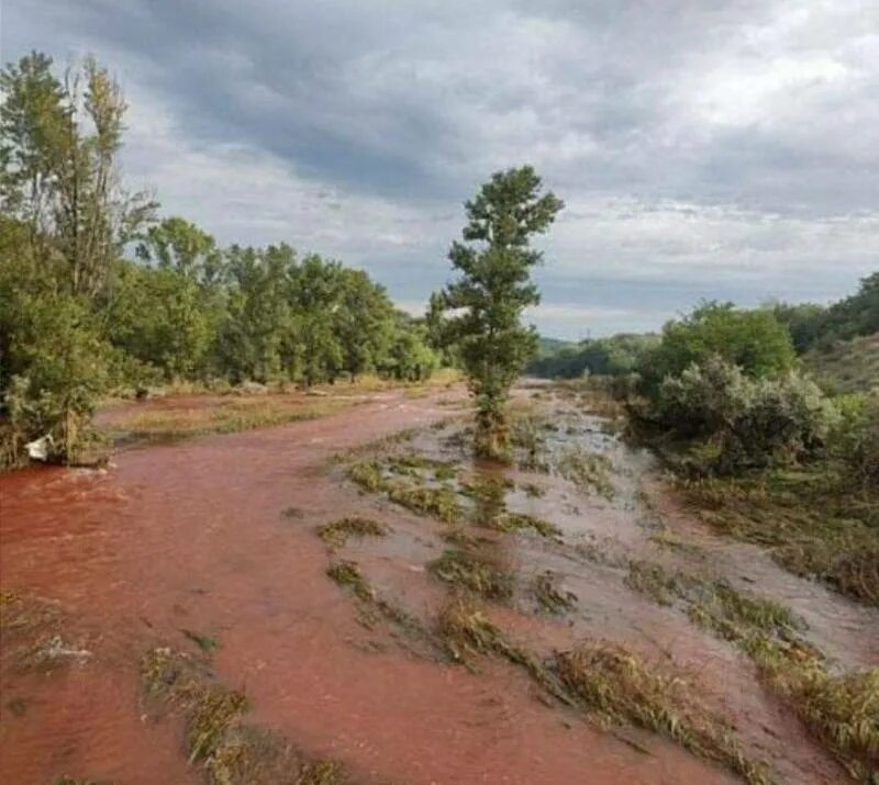 Красная река. Река Ингулец. Вода река. Река с красной водой. Река рог