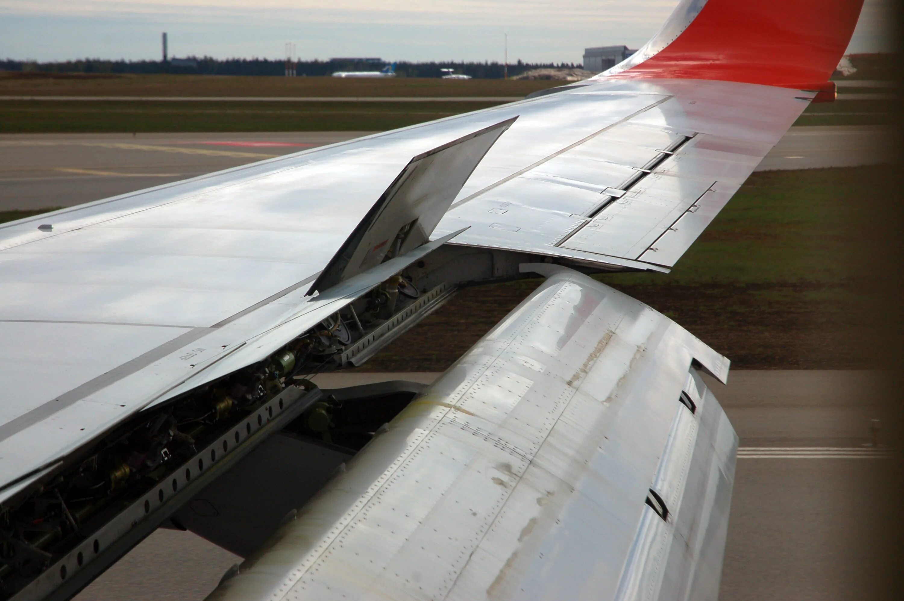 Flap 2. Flaps в самолете. spoilers aircraft. самолёт канкор. неокрашенный самолет.
