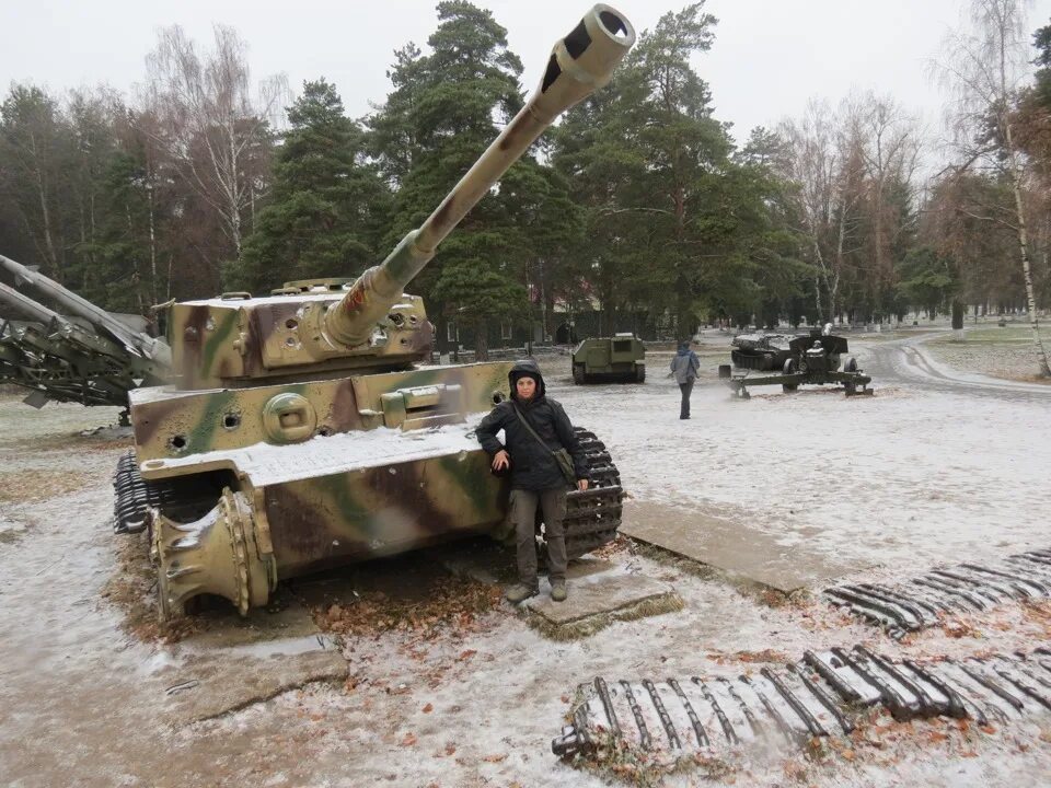 Памятник в поселке снегири. Ленино-Снегирёвский военно-исторический музей танк тигр. Музей в Снегирях танковый. Музей танков в Снегирях. Танковый музей в поселке Ленина.