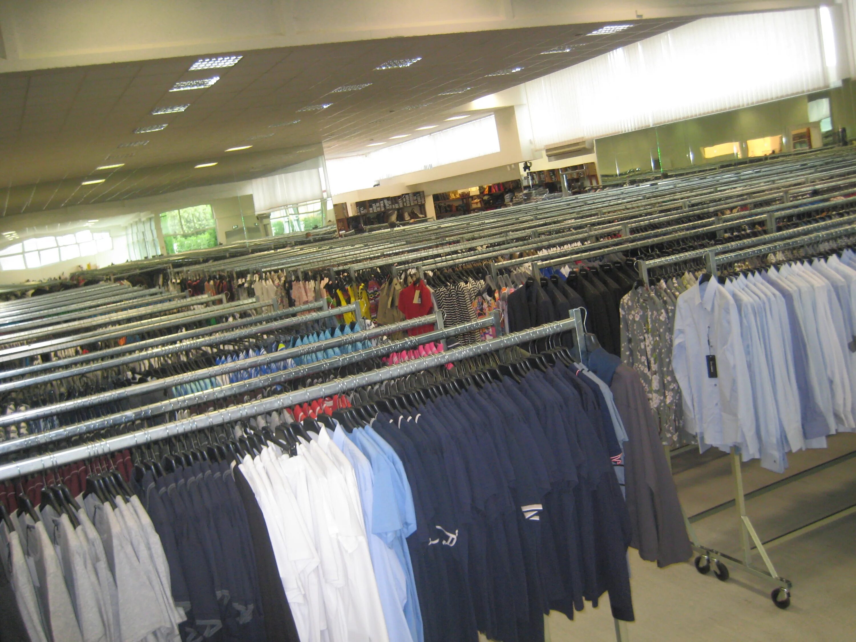 Магазин одежды. Молодежный стиль одежды. Современная одежда. Разная одежда. Молодежная одежда.