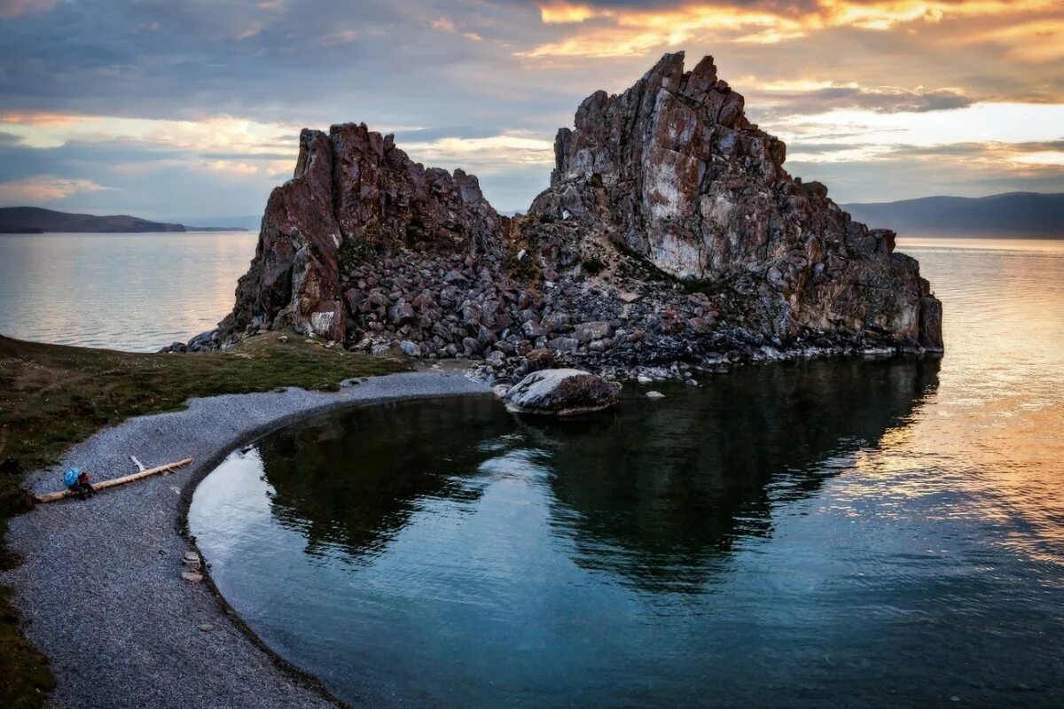 Большой остров байкала. Скала Шаманка на Байкале. Скала Шаманка, мыс Бурхан, Байкал. Гора Шаманка Ольхон. Ольхон мыс Бурхан скала Шаманка.