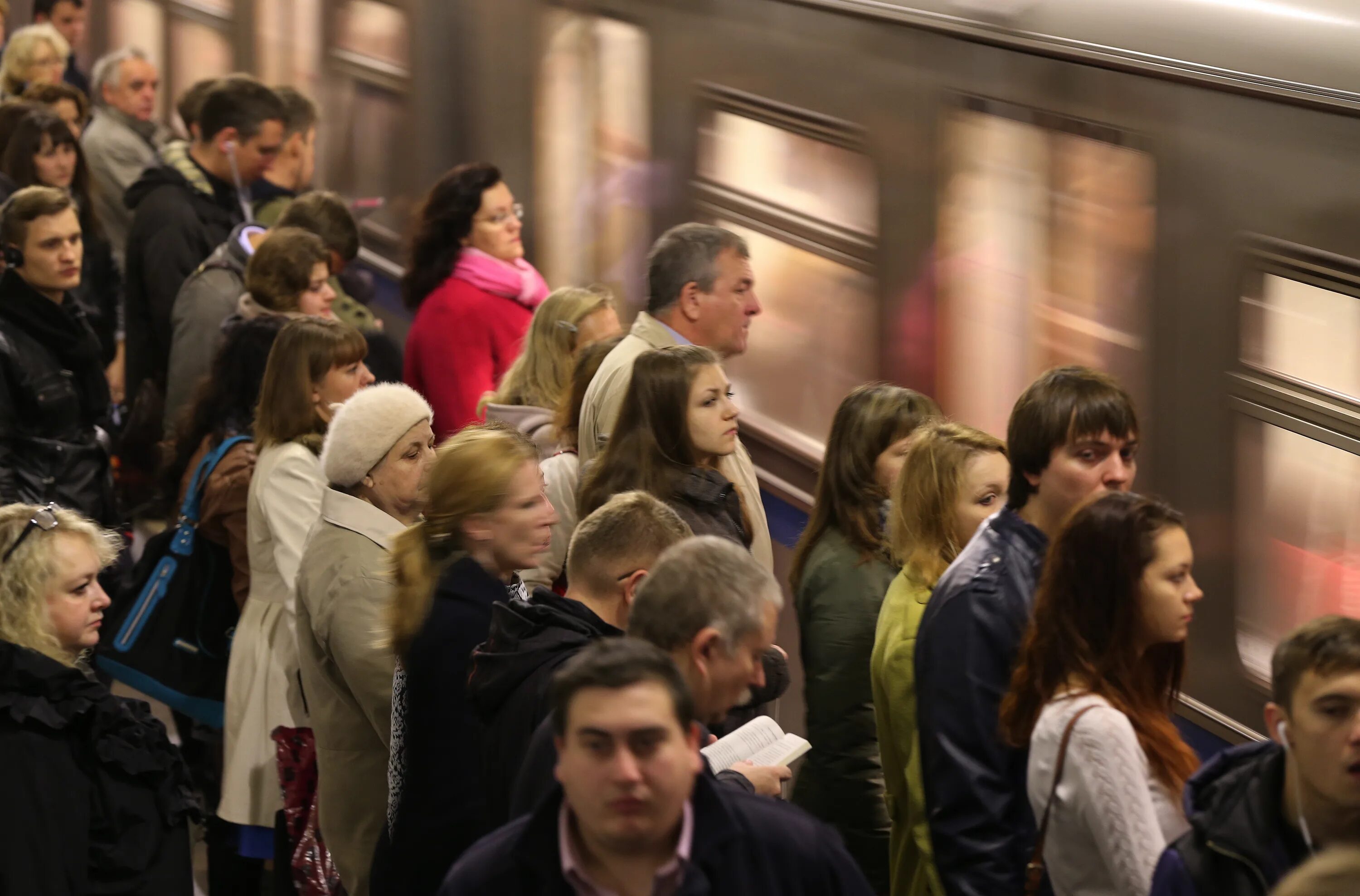 Послан человек из москвы. Люди в метро Москвы. Пассажиры Московского метро. K.lbdvtnhj. Люди в Московском метро час пик.