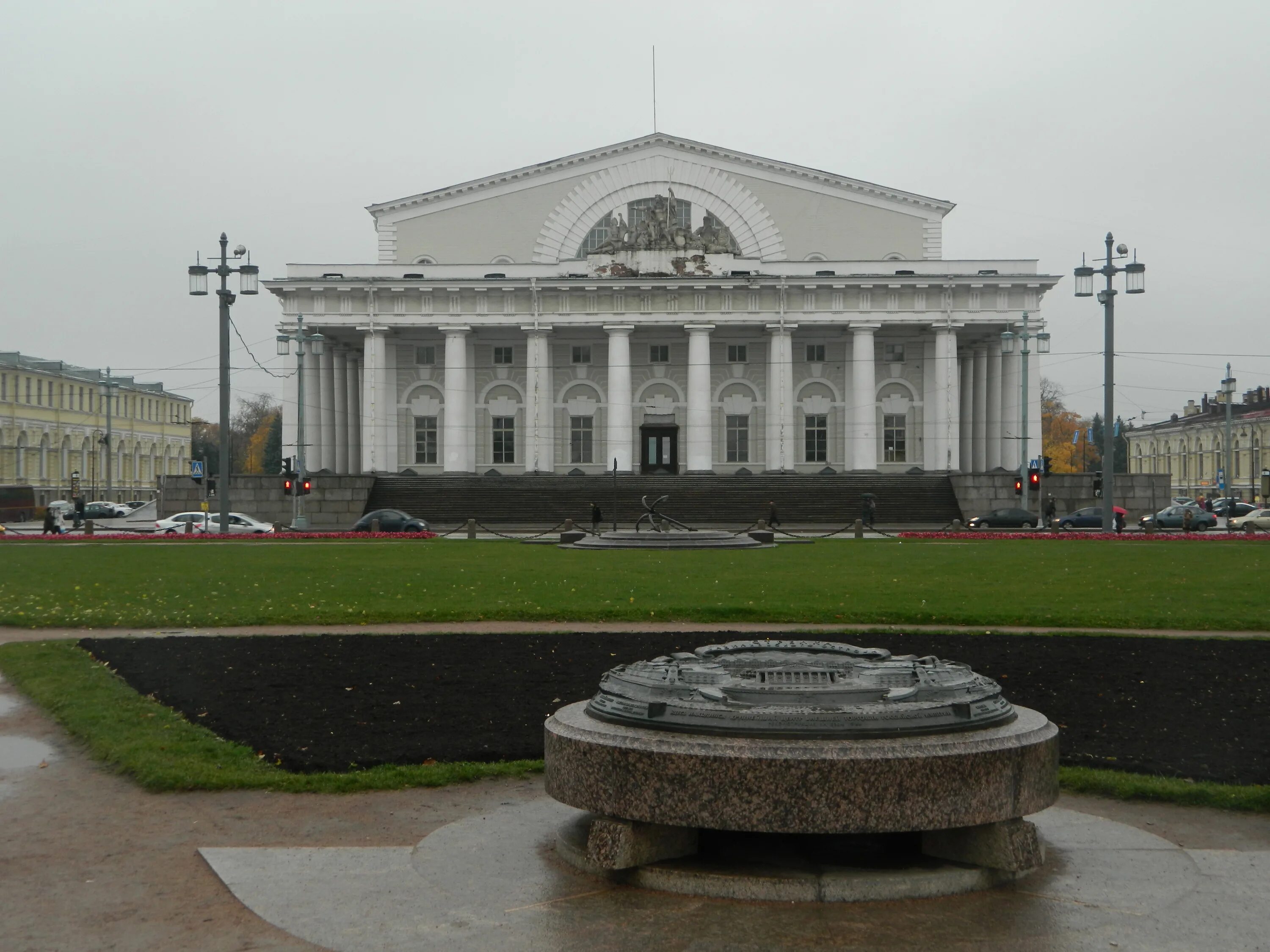 Здание биржи спб. Биржевая площадь СПБ. Тома де томон стрелка Васильевского острова. Музей на Васильевском острове. Военно морской музей на стрелке Васильевского острова.