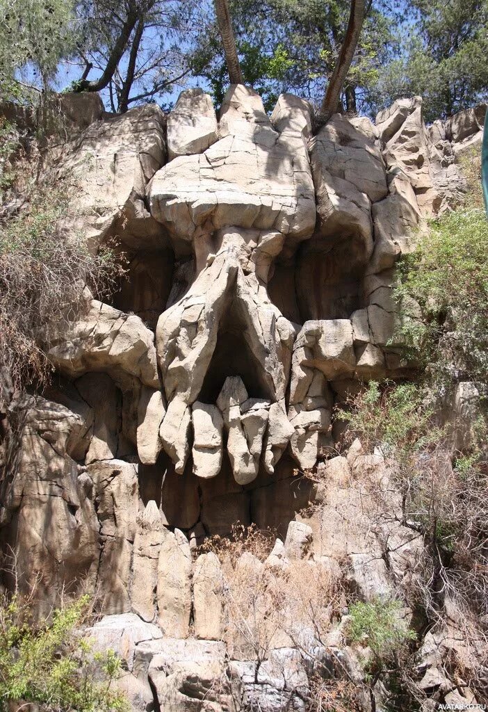Скала в виде черепа. Скалы в виде животных. Пещера в форме черепа. Скалы похожие на людей