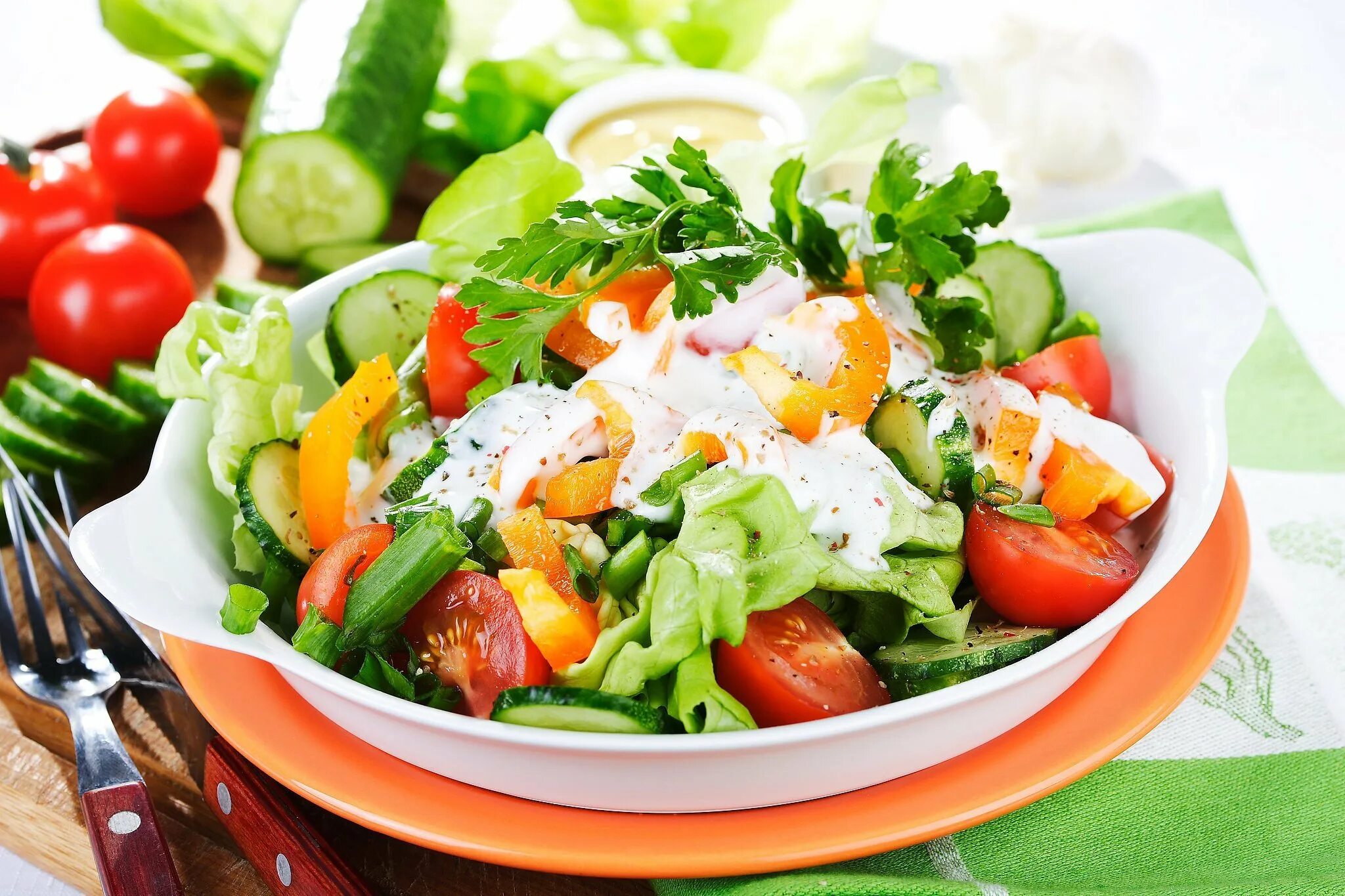Салат. Салат со свежими овощами. Салат овощ. Фруктово овощной салат. Можно ли есть овощной салат
