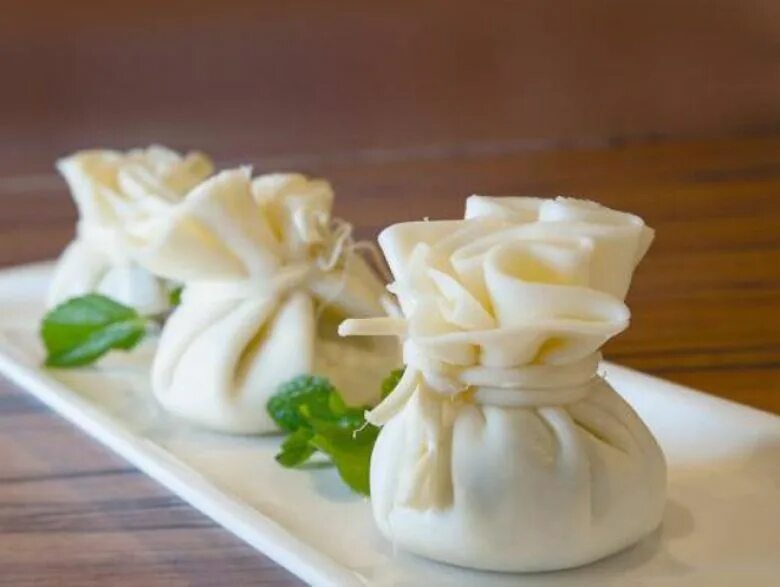 сыр сулугуни в мешочках. чечил. мешочки сулугуни с творогом. блинчики из сулугуни. блинчики мешочки с начинкой на праздничный стол.