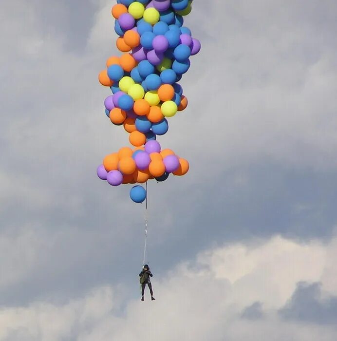 Воздушный шарик наполненный гелием взлетает в воздухе