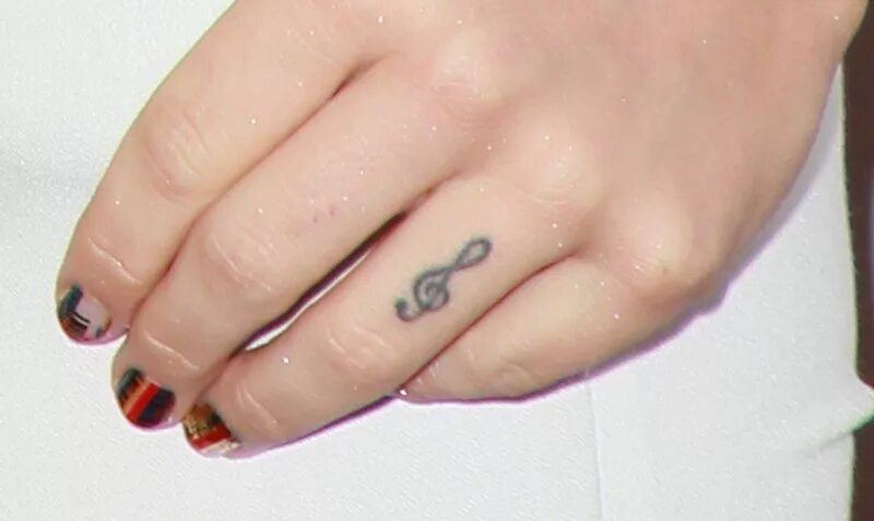татуировка скрипичный ключ на пальце. татуировка скрипичный ключ на пальце. мини тату на пальцах. мини тату скрипичный ключ. татуировка скрипичный ключ на пальце.