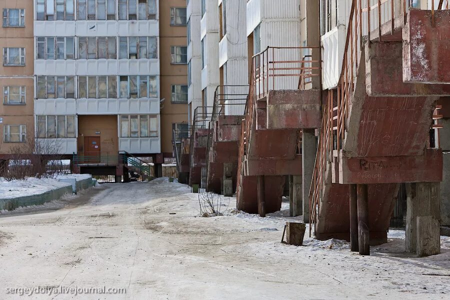 якутск на сваях вечная мерзлота. многоквартирные дома на сваях в якутии. дом на сваях якутск. якутск на сваях вечная мерзлота. норильск город на вечной мерзлоте.