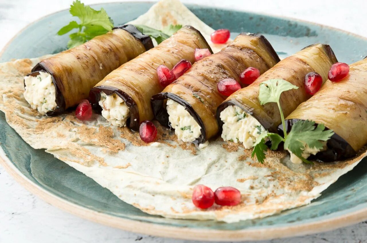 Рулет из баклажанов с сыром и чесноком. Баклажанные рулетики. баклажанные рулетики ассорти. рулеты из баклажанов. рулетики из баклажанов с сыром и чесноком.