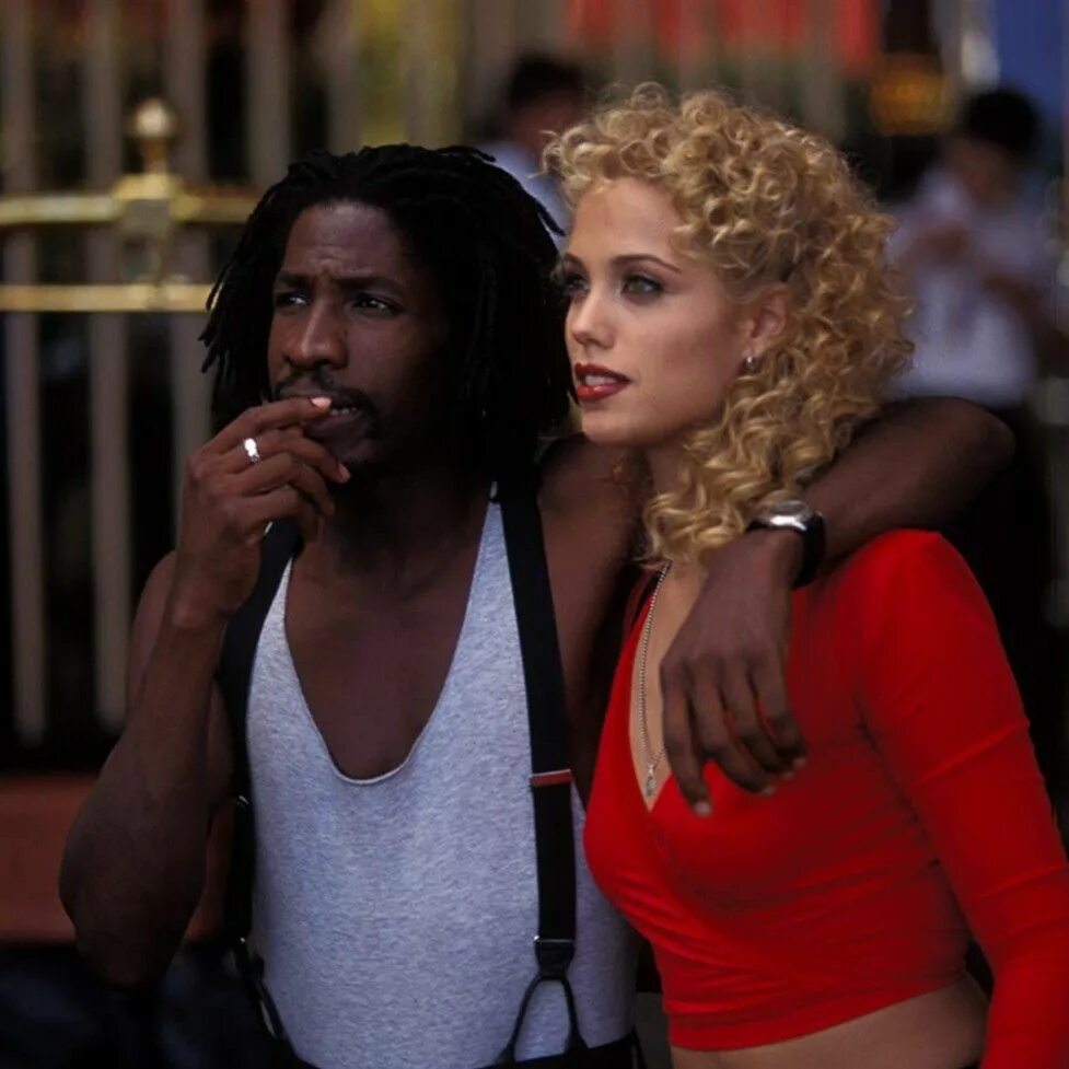 Showgirls 1995. Гленн Пламмер и Элизабет Беркли. Шоу гёрлз фильм 1995. Шоугелз Наоми
