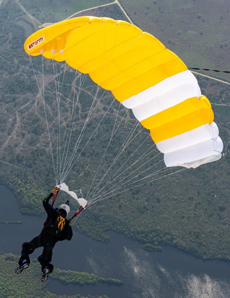 Спортивный парашют с прямоугольным куполом. Современный парашют. Парашют лётчика. Pilot chute. Парашют пилот.