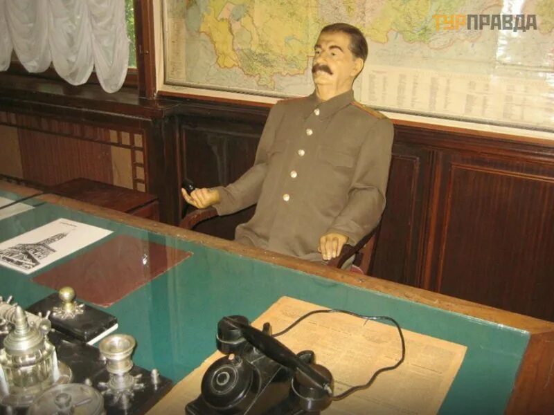 Сталин сочи. Дача сталина зеленая роща. Дача сталина в сочи экскурсовод. Сталин сочи. Сталин двойник сочи.