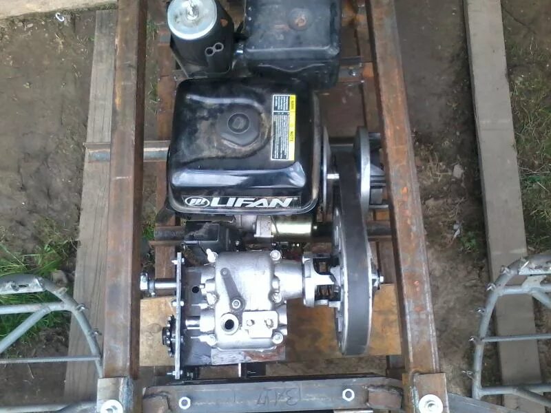 Реверс редуктор техномастер на мотобуксировщик. Редуктор лифан вариатор сафари. Реверс редуктор с центробежным сцеплением на двигатель лифан. Двигатель лифан реверс. Редуктор на лифан 15 л.