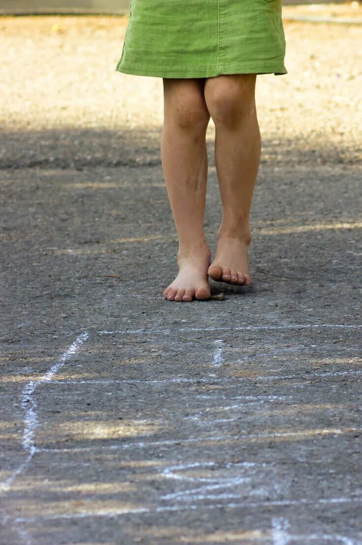 Ноги детей девочек маленьких. Дети босиком на улице. Девочка 5 лет ножки. Девочка 10 лет на природе. Колготки knittex pixie.