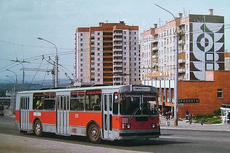 2002 г 114. Троллейбус в городе Миассе. Троллейбусы ЗИУ Миасс. Троллейбусы в новый год Миасс. Троллейбус 5 Миасс.
