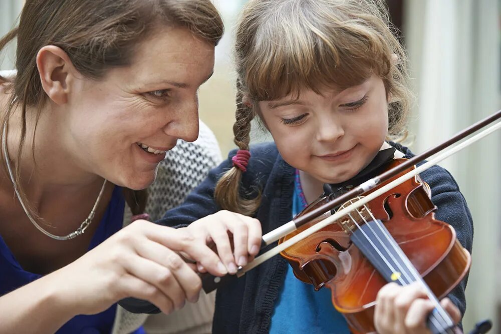 Скрипка для детей. Скрипка ученик и педагог. Ученик со скрипкой. Родители скрипки.