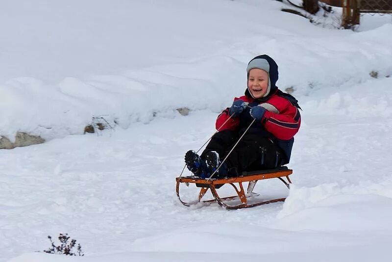 Катание с горы. Экстремальные развлечения зимой. Дети на санках. Катание на санях с горки. Дети на санках.