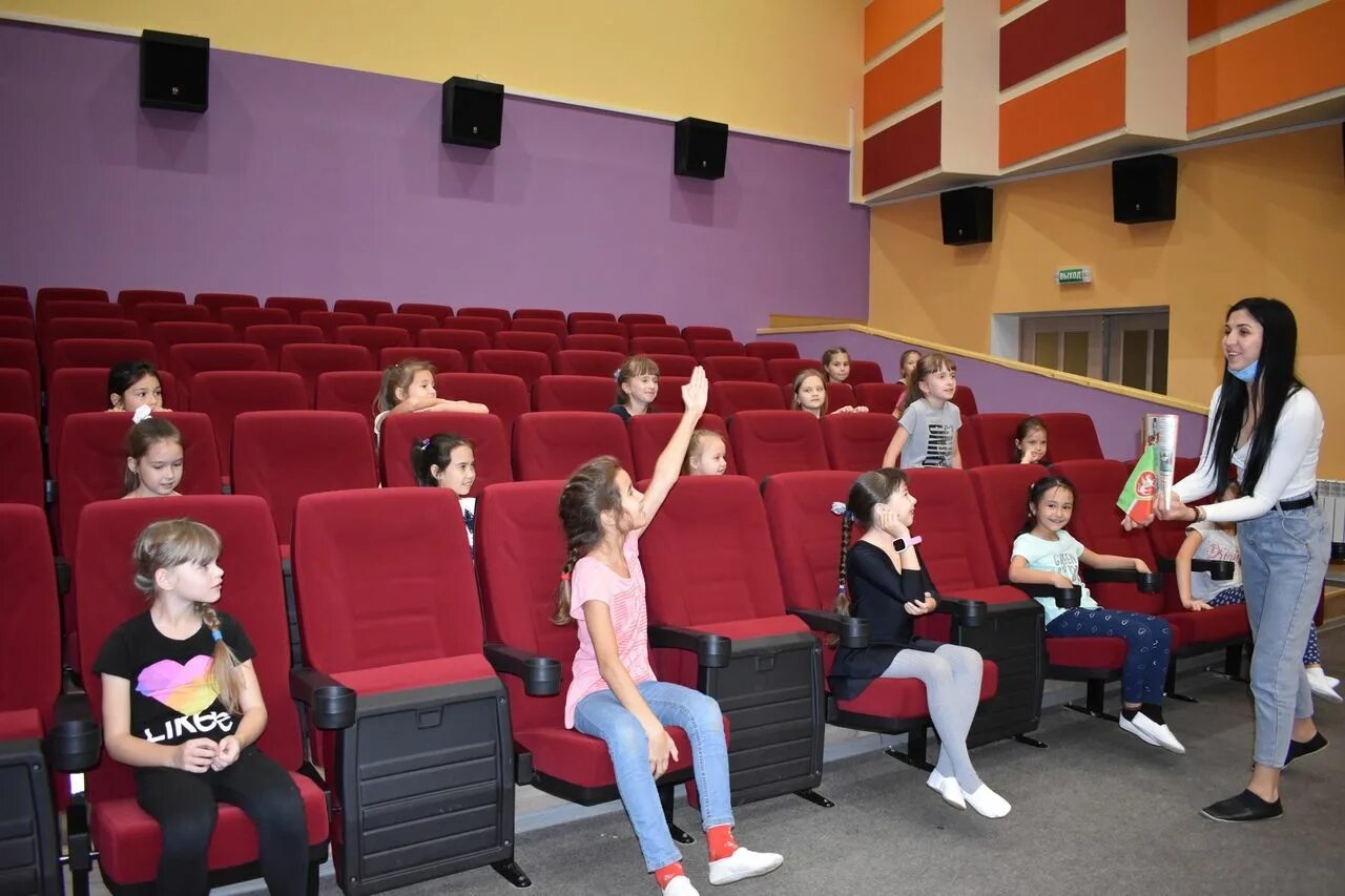 Культурный центр азнакаево руководитель. Кружки в азнакаево. Центр азнакаево. Молодежный центр тау азнакаево. Волонтеры азнакаево.