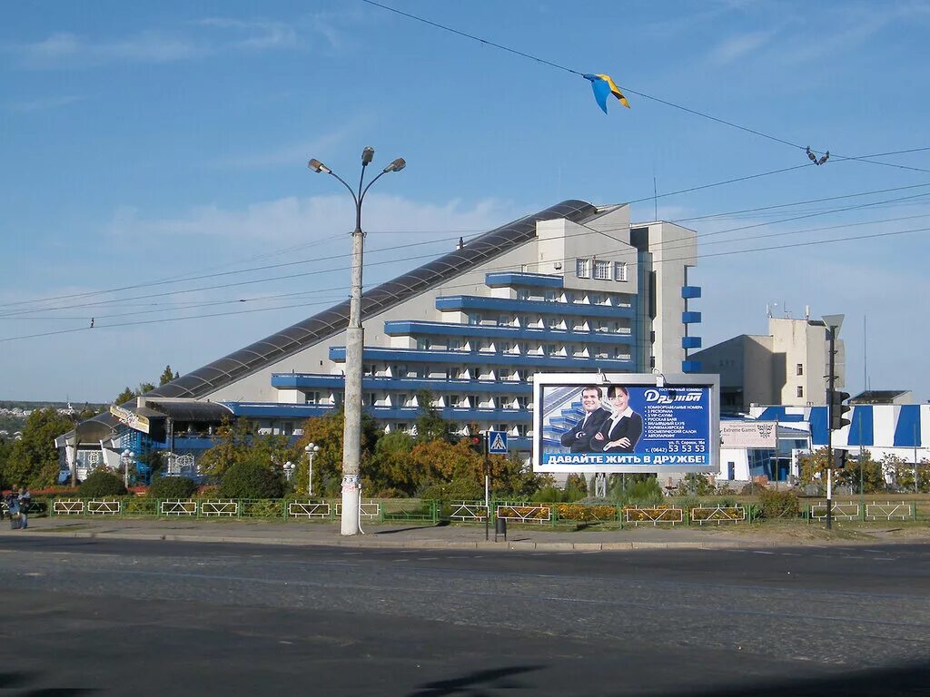 Луганск здания. Луганск архитектура города. луганская архитектура. луганск красивые здания. здание вокзала в луганске.
