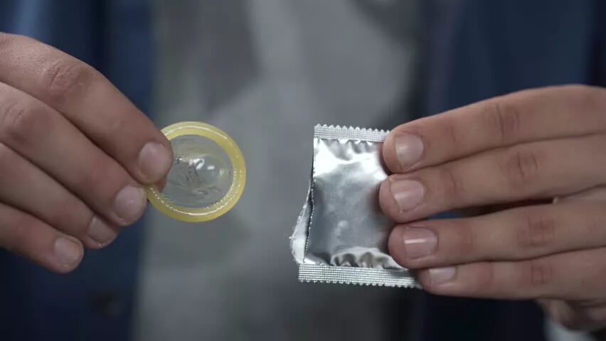 Парни с презиками. Женщина прокалывает презерватив. Международный день презерватива (international condom day). Контрацептивы презервативы. Вытаскивает презики.