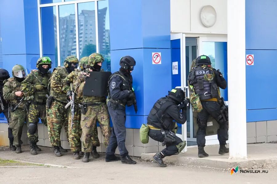 Девушки фсбшники. ФСБ РФ сотрудники. Сотрудник ФСБ. Оперативник ФСБ. Форма оперативника ФСБ