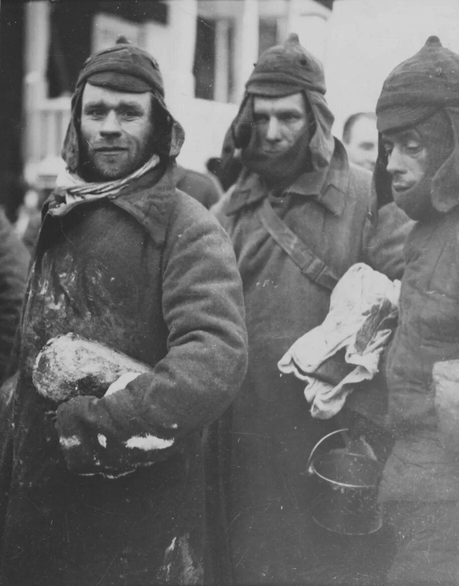 Плен советских солдат в 1941. Пленные солдаты ркка 1941 г. Пленные красноармейцы 1941. Пленный красноармеец. Пленный красноармеец.