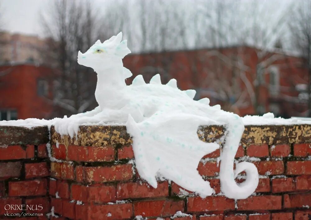 Снежная фигура дракон. Фигура дракона из снега. Скульптура дракона из снега. Фигурка Дракоша из снега.
