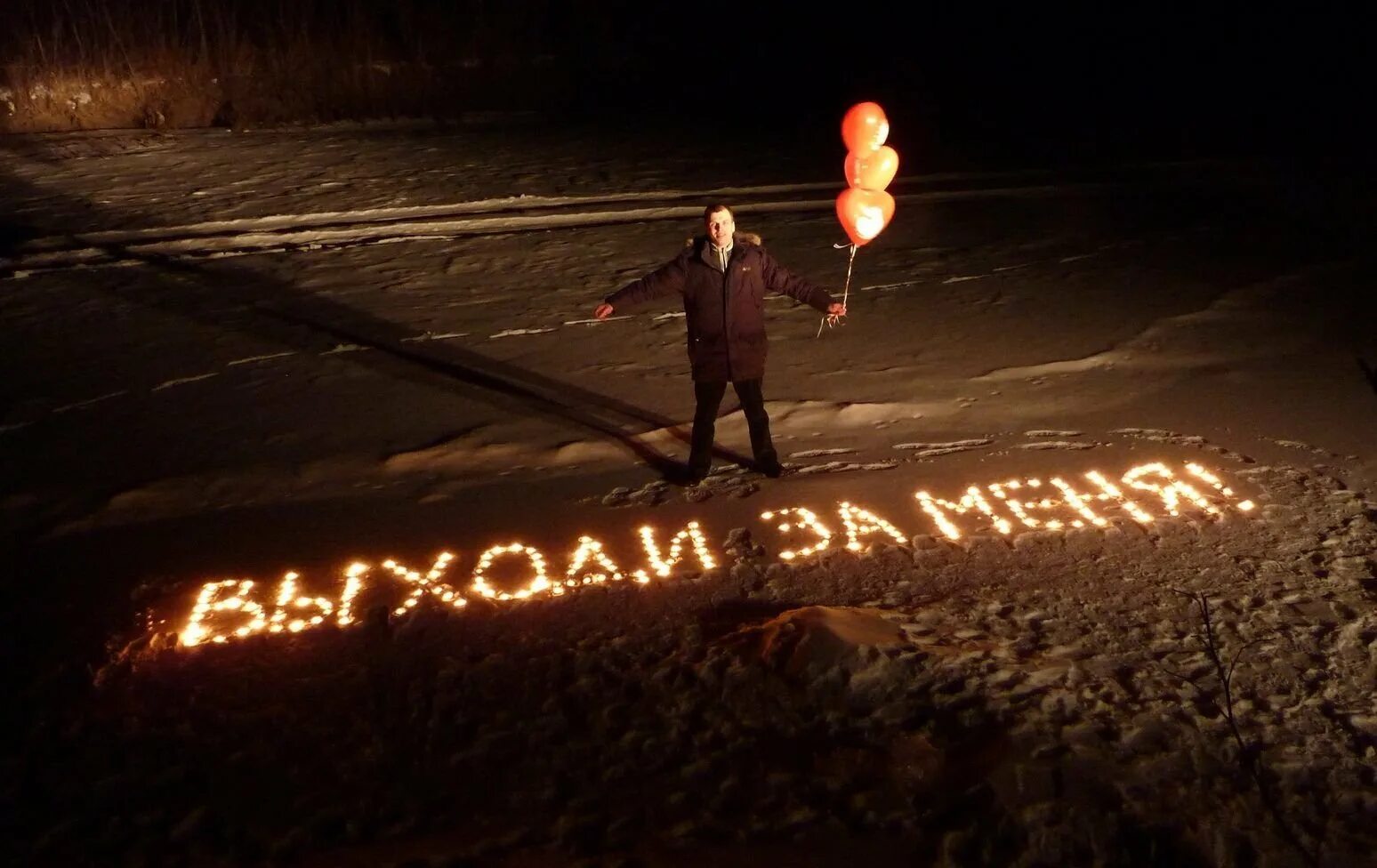 Мужчина делает предложение женщине. Предложение руки и сердца на закате. Предлагать ночью. Ночной салон машины. Красивое предложение руки.