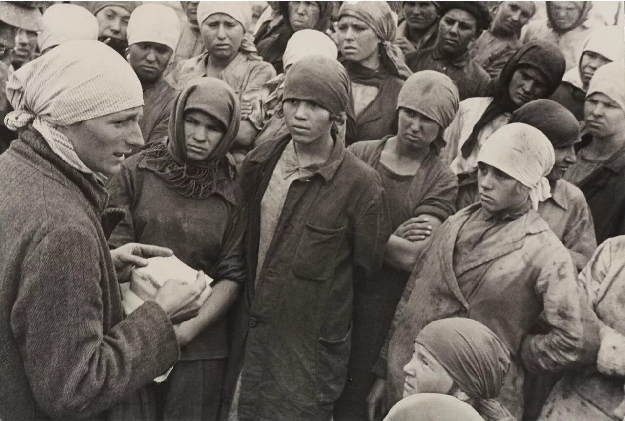 Эмансипация женщин в ссср в 1920 1930. Советские люди. Советские женщины. Повседневная жизнь советских людей. Хмурые советские люди.