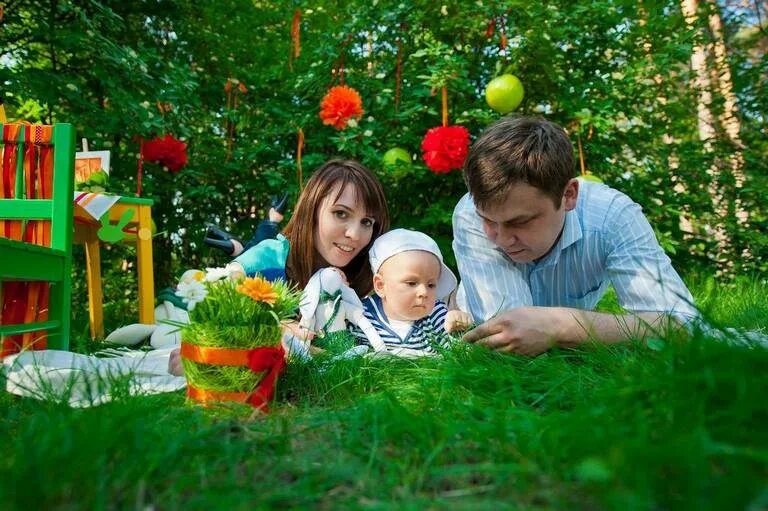 Семья лето. Семья поляна. Семья на природе. Фотосессия семьи на природе. Фотосессия пикник в парке семья.