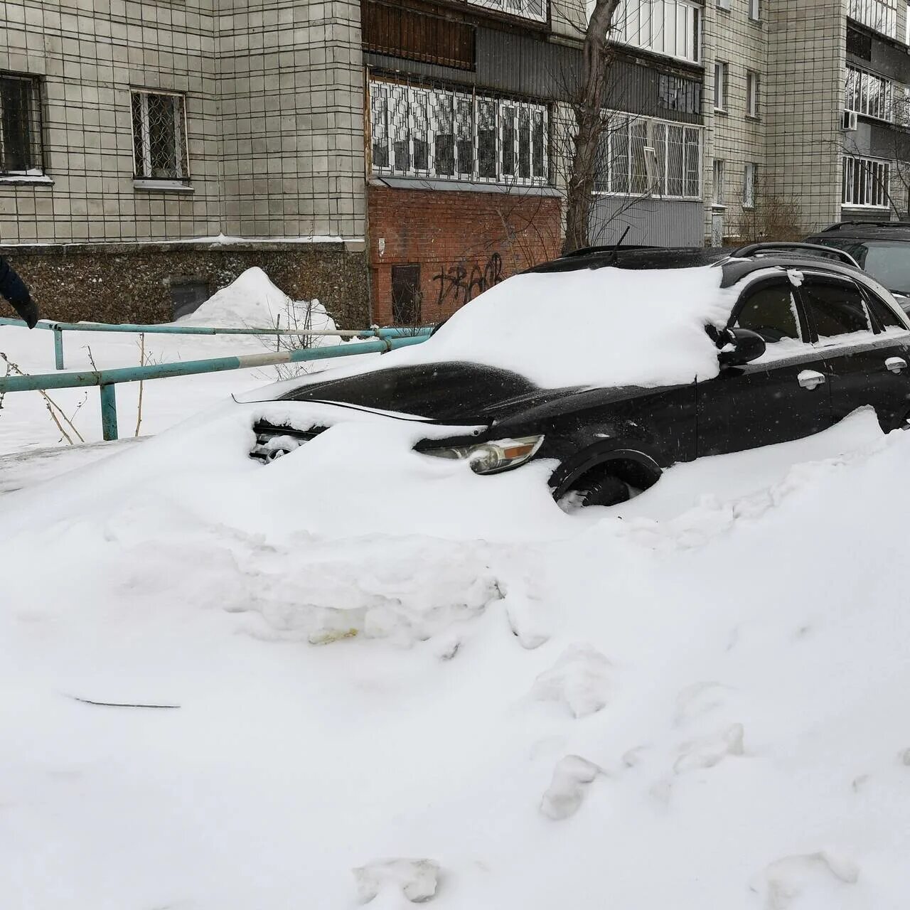 Сугробы в Перми. Большие сугробы. Самые большие сугробы. Сугробы на уровне пятиэтажек. День высоких сугробов