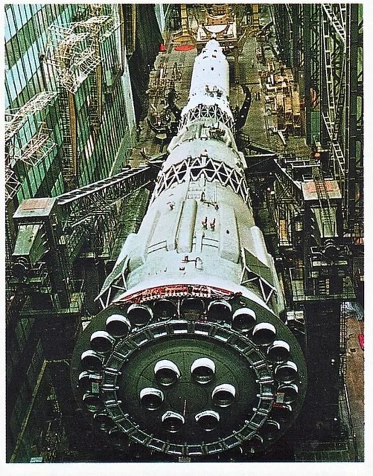 Первая космическая ракета ссср. Ракета н1 СССР. Советская сверхтяжелая ракета н-1. Советская Лунная ракета н-1. Советская ракета н1.