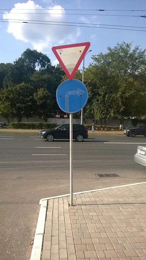 знак уступи дорогу и поворот направо. уступите дорогу движение направо. знак движение уступи дорогу. уступите дорогу движение направо. дорожный знак уступи дорогу и поворот на право.