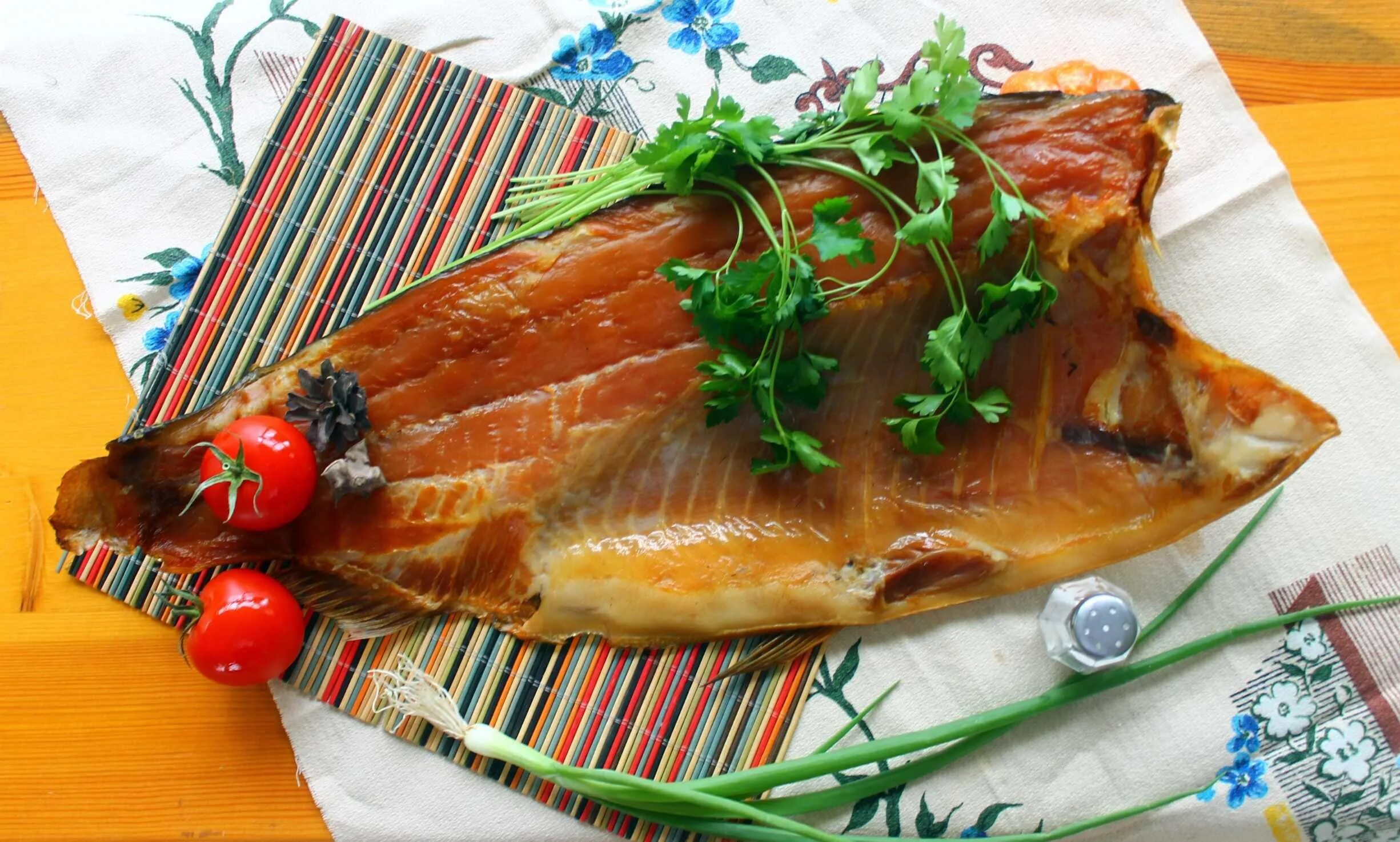 Толстолобик балык астрахань. Толстолобик холодного копчения. Толстолобик холодного копчения. Толстолоб холодного копчения. Рыба холодного копчения толстолобик.