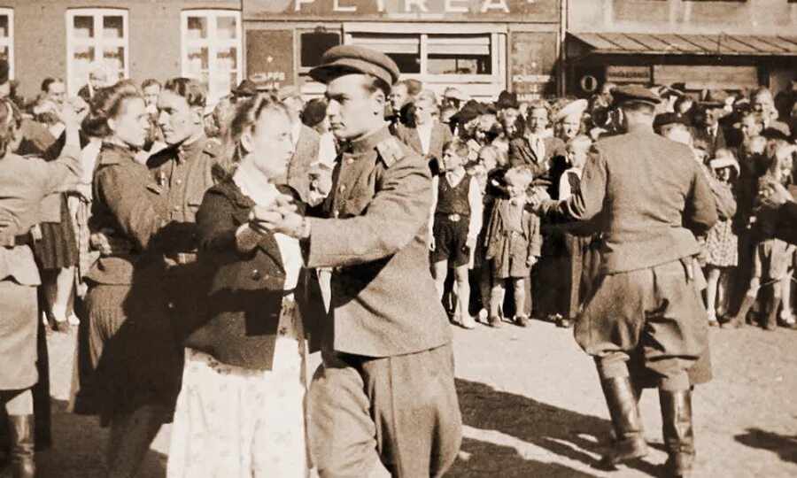 Встреча произошла неожиданно два немца мирно. Встреча произошла неожиданно два немца мирно. Поцелуй советского и американского солдата. Немецкие солдаты с русскими девушками. Встреча произошла неожиданно два немца мирно.