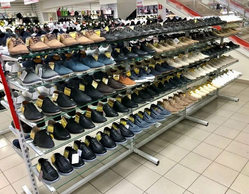 3000 пар обуви. рынок кроссовок. 3000 пар обуви. адидас раздает 3000 кроссовок. Adidas раздает 3000 пар обуви.