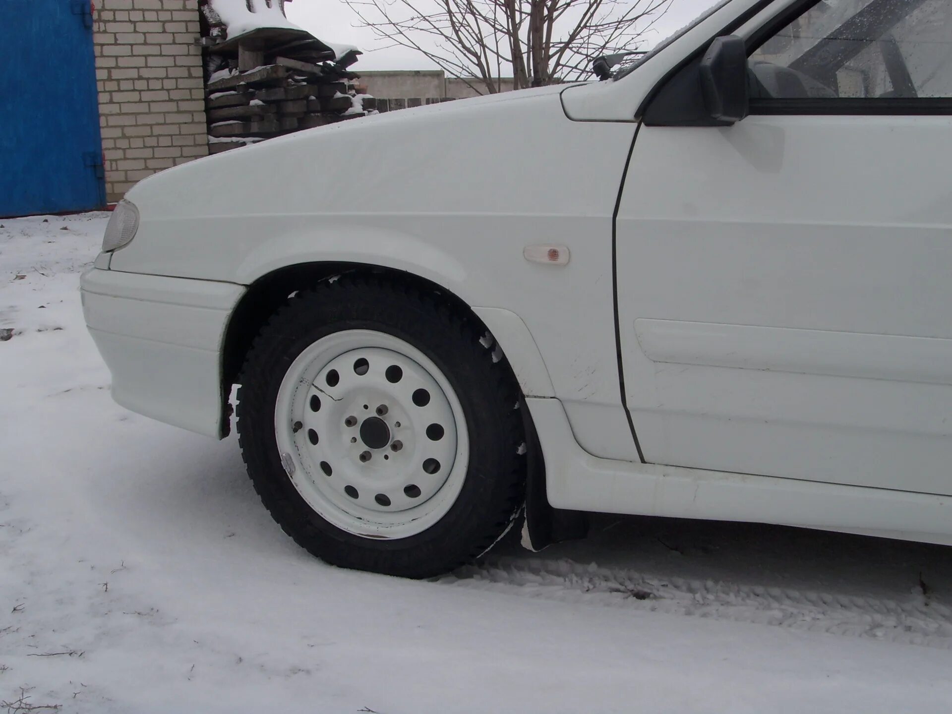 Штампы р14 на ваз 2114. Белые штампы. Белые штамповки на белой машине. Штампы r14 на белой приоре. Белые штампы.