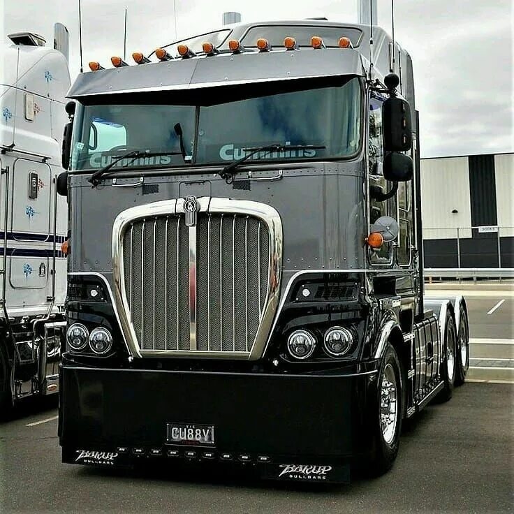 Тягач фото. Американский грузовик Кенворт. Kenworth k200. Тягач Kenworth k200 Custom. Грузовики Петербилт k 200.