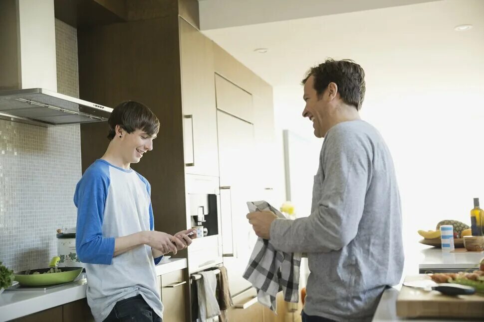 Мужа постоянно нет дома. Мужчина убирается. Мужа постоянно нет дома. Мужа постоянно нет дома. Мужчина готовит.