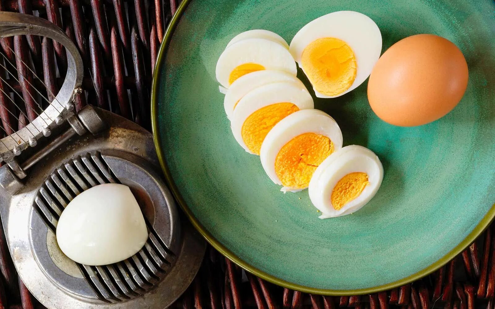 яйца вкрутую. вареное яйцо в разрезе. яйцо отварное. вареные яйца. яйцо вареные из картона.