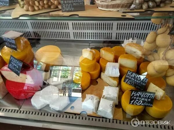 On cheese анапа. Сыр в анапе на рынке. продукты с рынка анапы. сырный магазин вальма анапа. сыры из магазина красное белое.