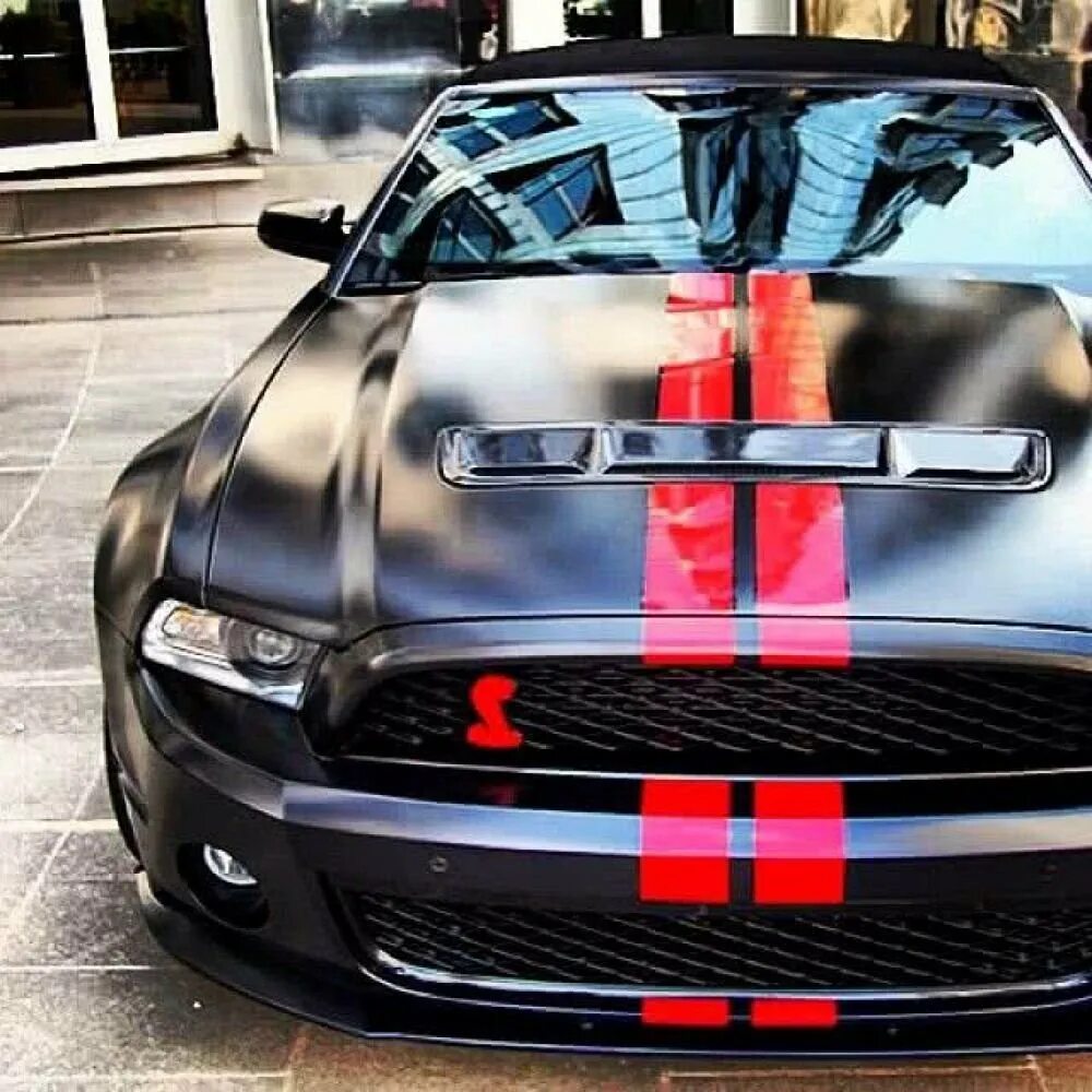 Ford Shelby gt500 винил. Ford Mustang Shelby Cobra gt500 2015. Форд Мустанг красно черный. Форд Мустанг черный с полосками. Машина с черными полосками