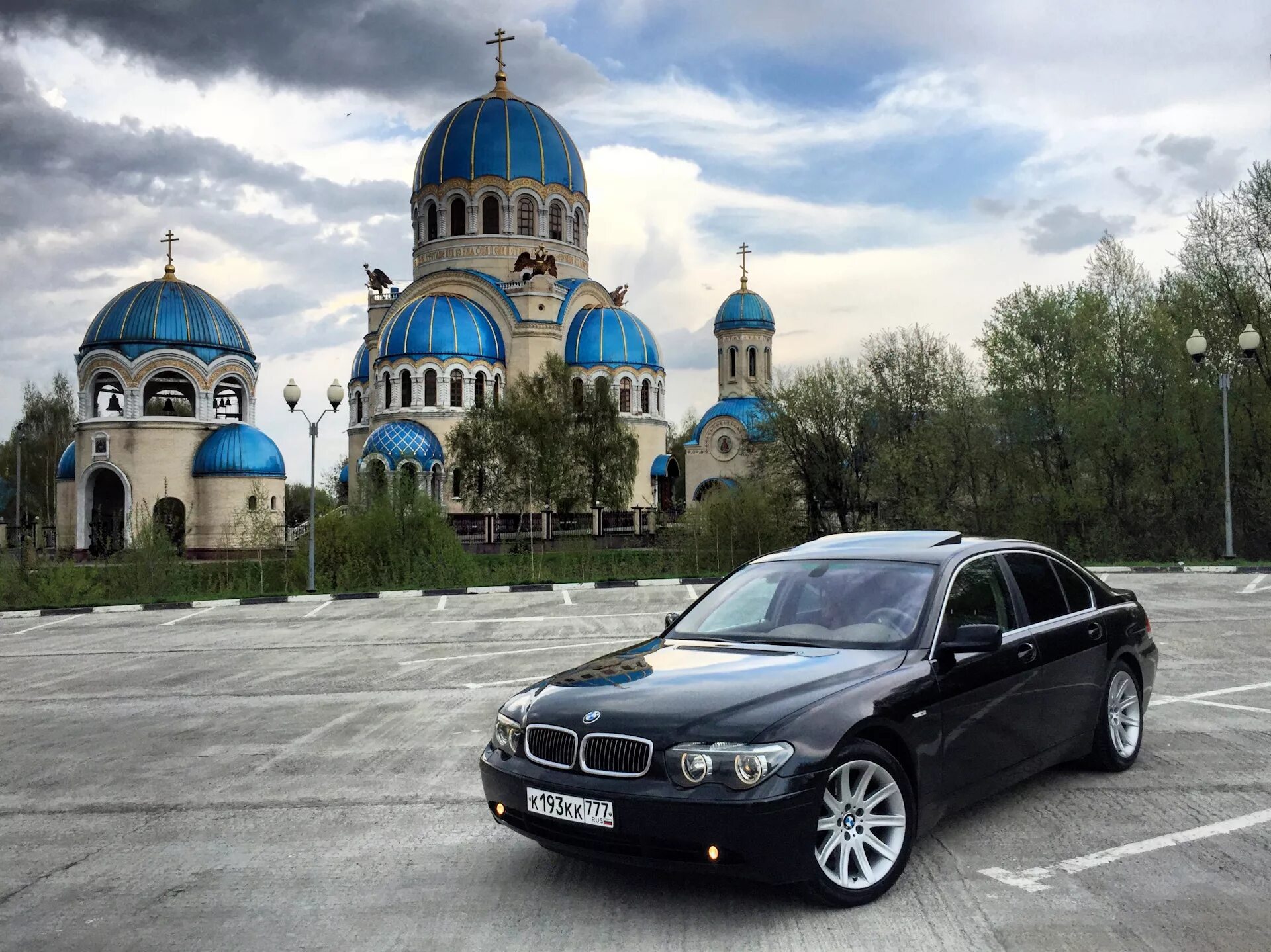Освятить автомобиль в церкви. Машина церковь. Освятить машину. Освятить машину. Машины на фоне храмов.