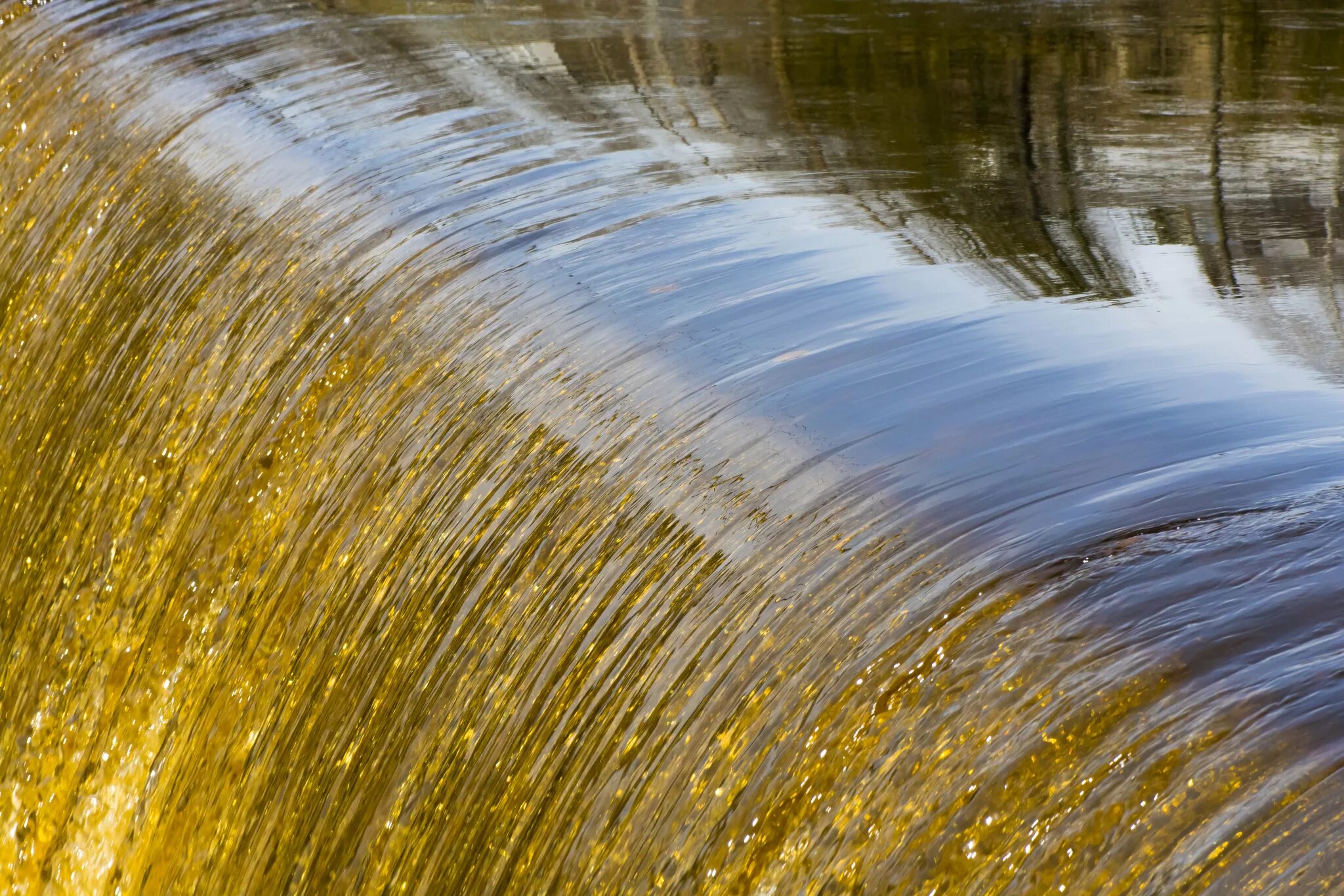 Поток воды 7. Поток воды. Красивый поток воды. Блики на воде. Поток воды водопад.