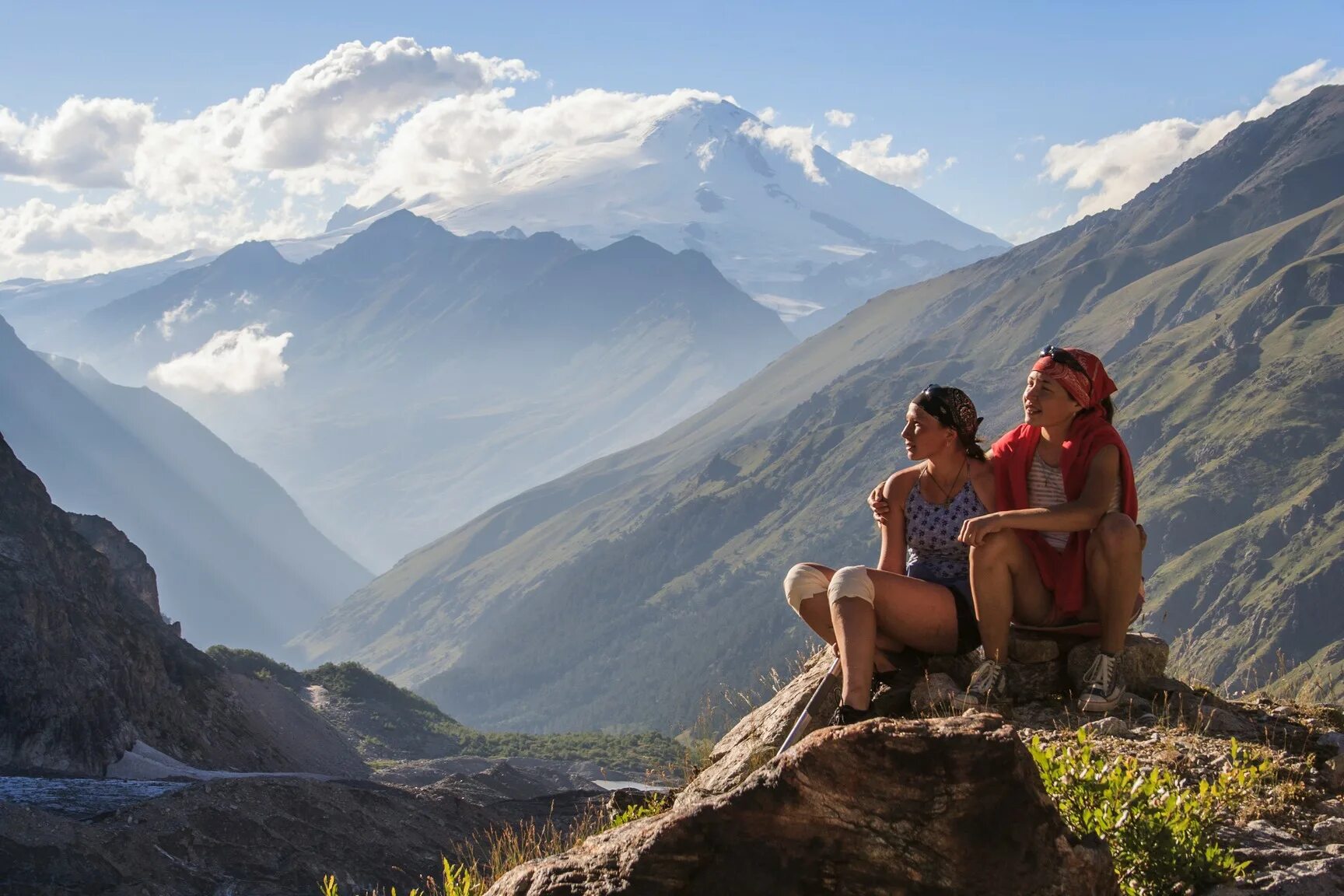 Вид глазами человека стоящего на горе. Человек в горах. Слушать на горах 2. Слушать на горах 2. Чогори и эверест.